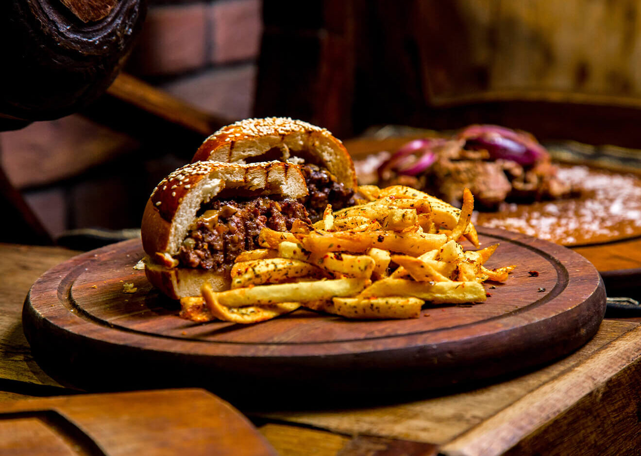 Evde hazırlanan hamburgerlerle dolu keyifli bir sofra