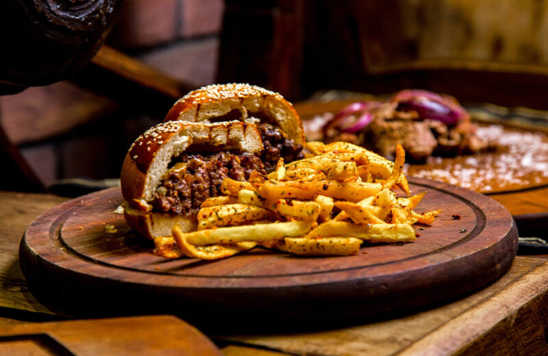 Evde hazırlanan hamburgerlerle dolu keyifli bir sofra