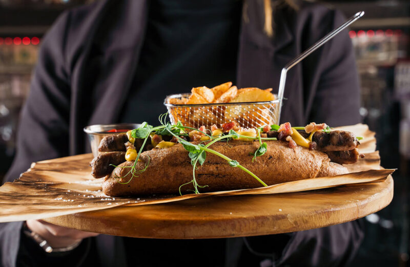 Rustik tarzda hazırlanmış rahatlatıcı akşam yemeği sofrası