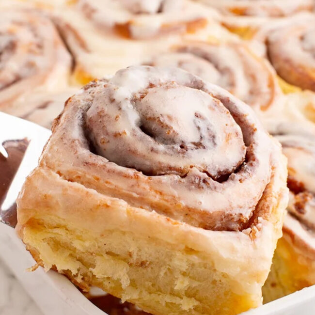 Ev Yapımı Tarçınlı Çörekler